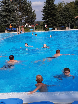 Sportunterricht im Freibad