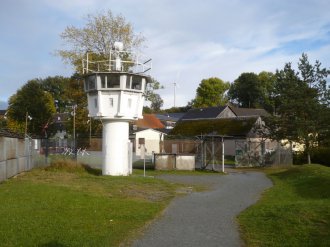 Mauerzaun und Stacheldraht