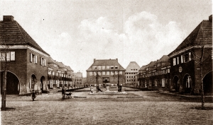 Mädchenschule vor dem Umbau. Man beachte rechts das im Bau befindliche Rathaus, unserere spätere EOS